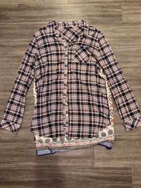 Altar'd State Navy, White & Pink Plaid Button-Front Blouse with Patterned Hem